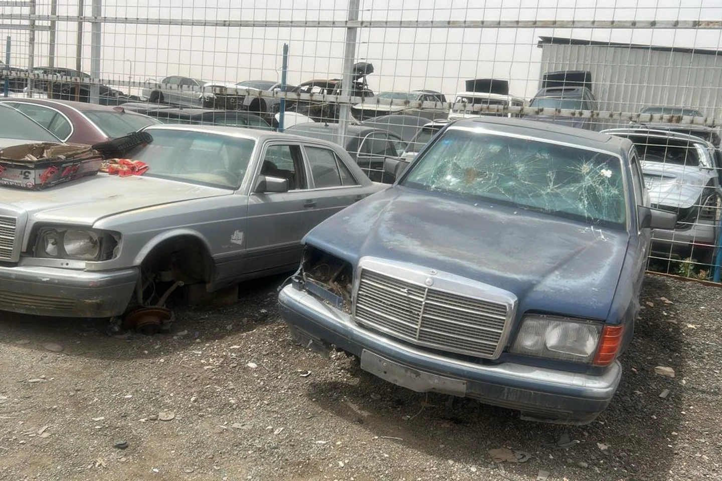 ساحة سيارات متضررة من طبيعة العمل